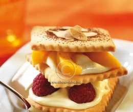 Millefeuilles de biscuits sablés aux fruits